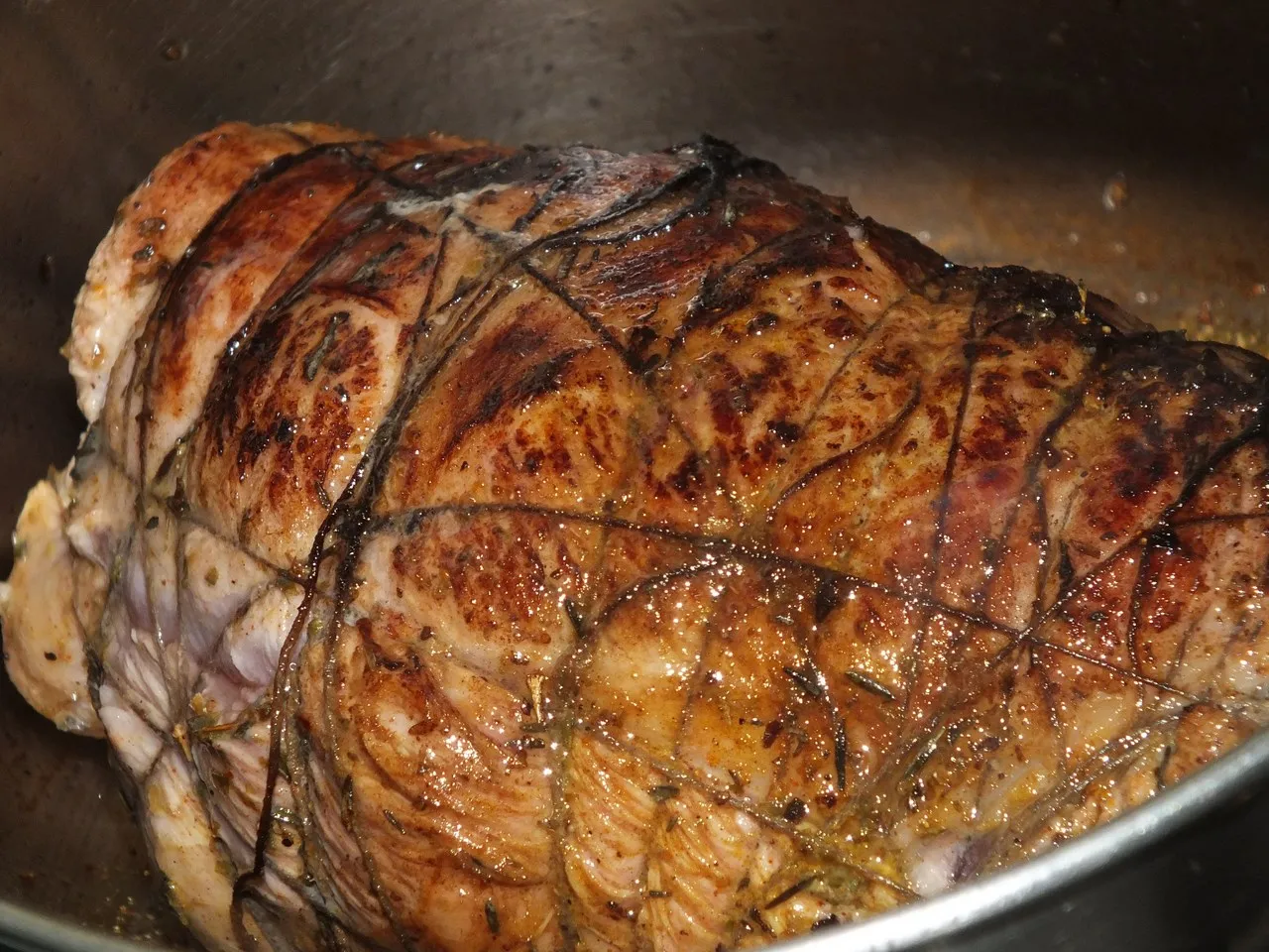 Rolada z indyka z mozzarellą i czerwoną papryką