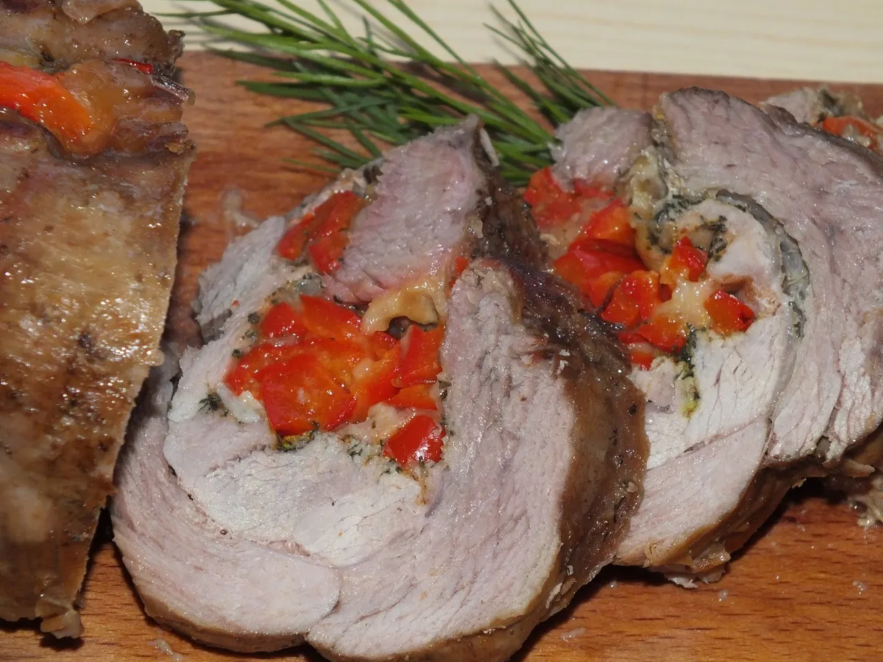 Rolada z indyka z mozzarellą i czerwoną papryką