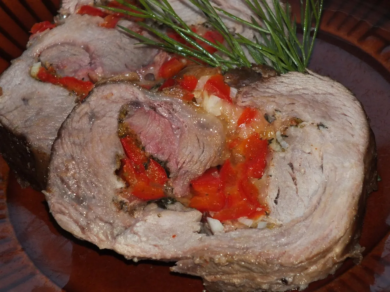 Rolada z indyka z mozzarellą i czerwoną papryką