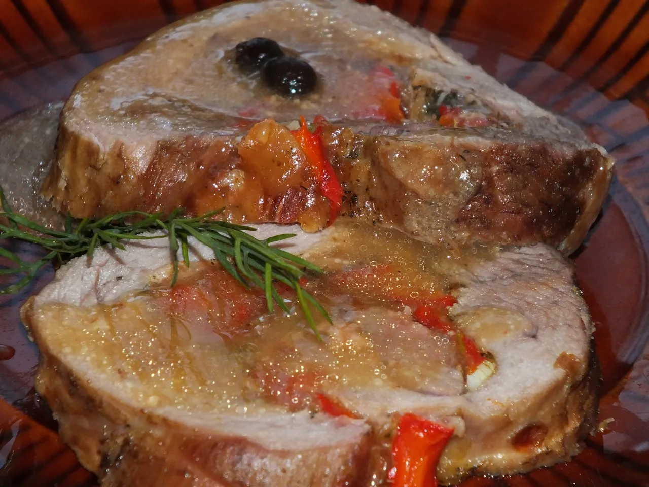 Rolada z indyka z mozzarellą i czerwoną papryką