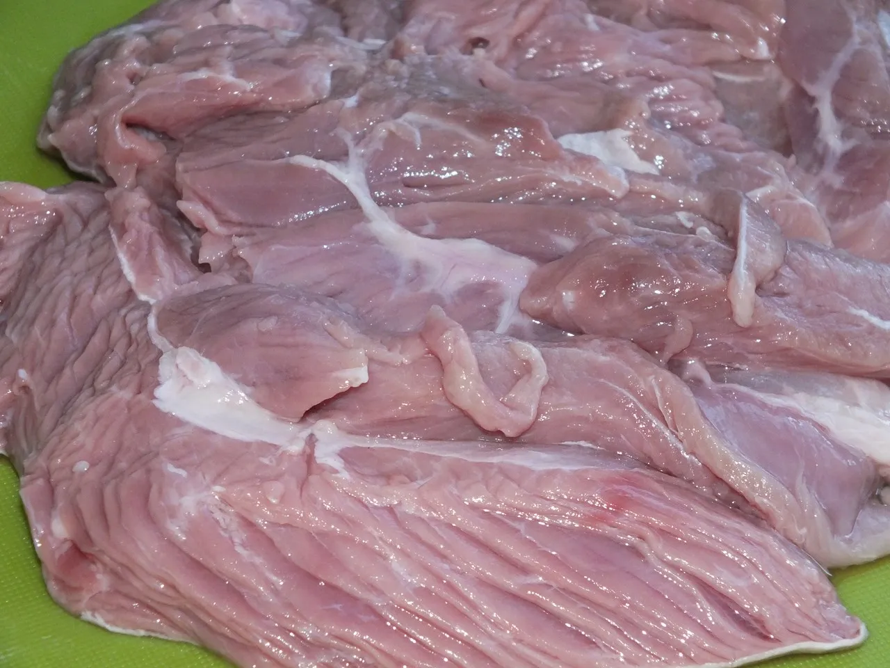 Rolada z indyka z mozzarellą i czerwoną papryką