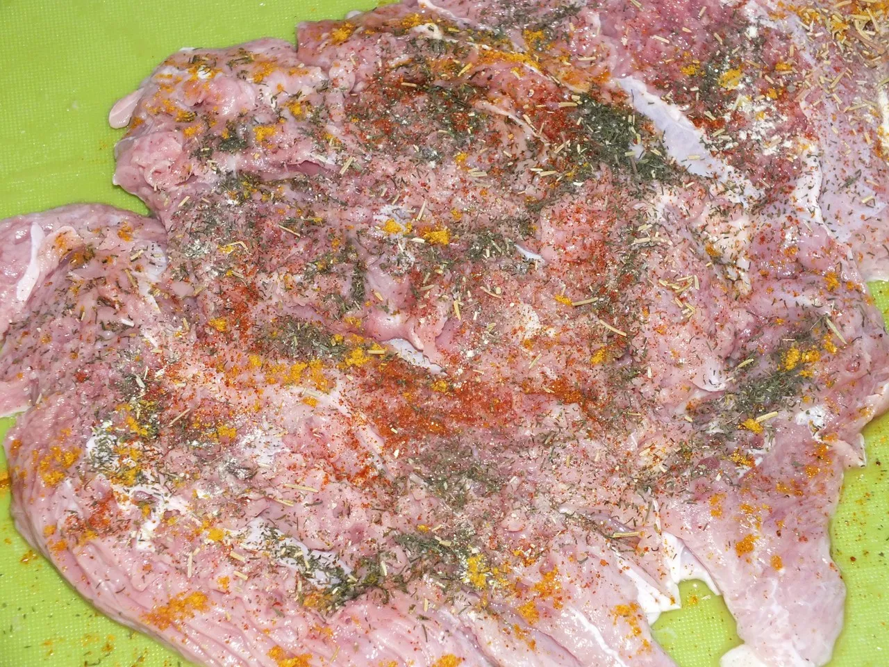 Rolada z indyka z mozzarellą i czerwoną papryką