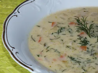 Zupa ogórkowa z serkami topionymi - 1