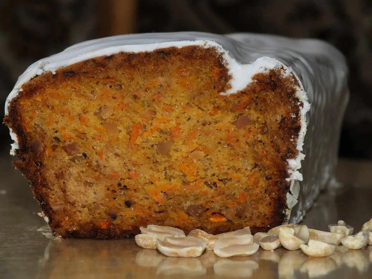 Babka marchewkowa z orzeszkami ziemnymi