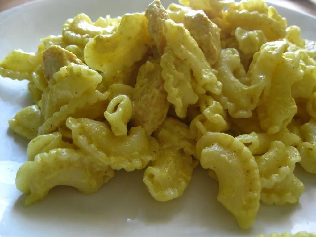Makaron z kurczakiem w sosie curry