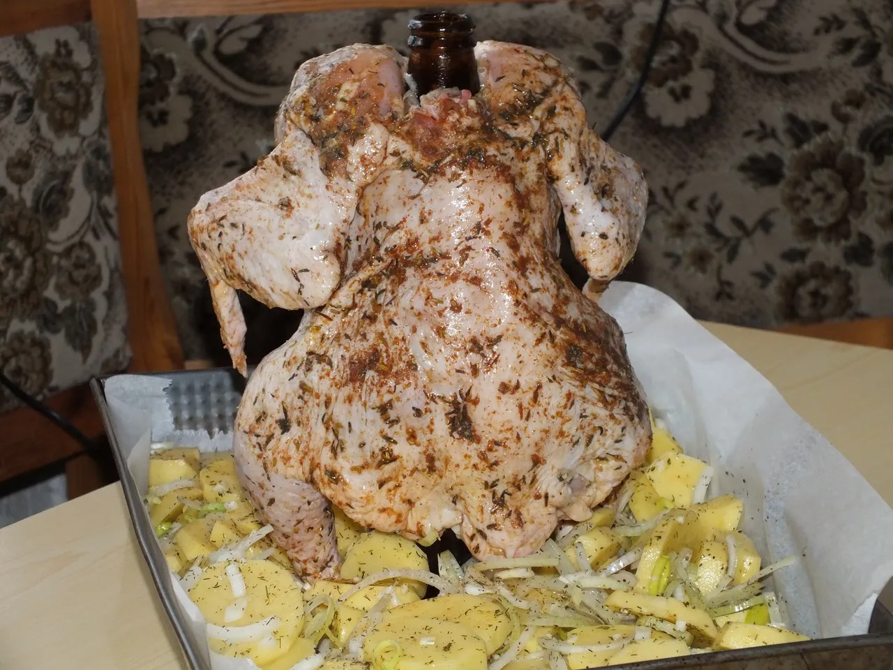 Kurczak pieczony na butelce z piwem