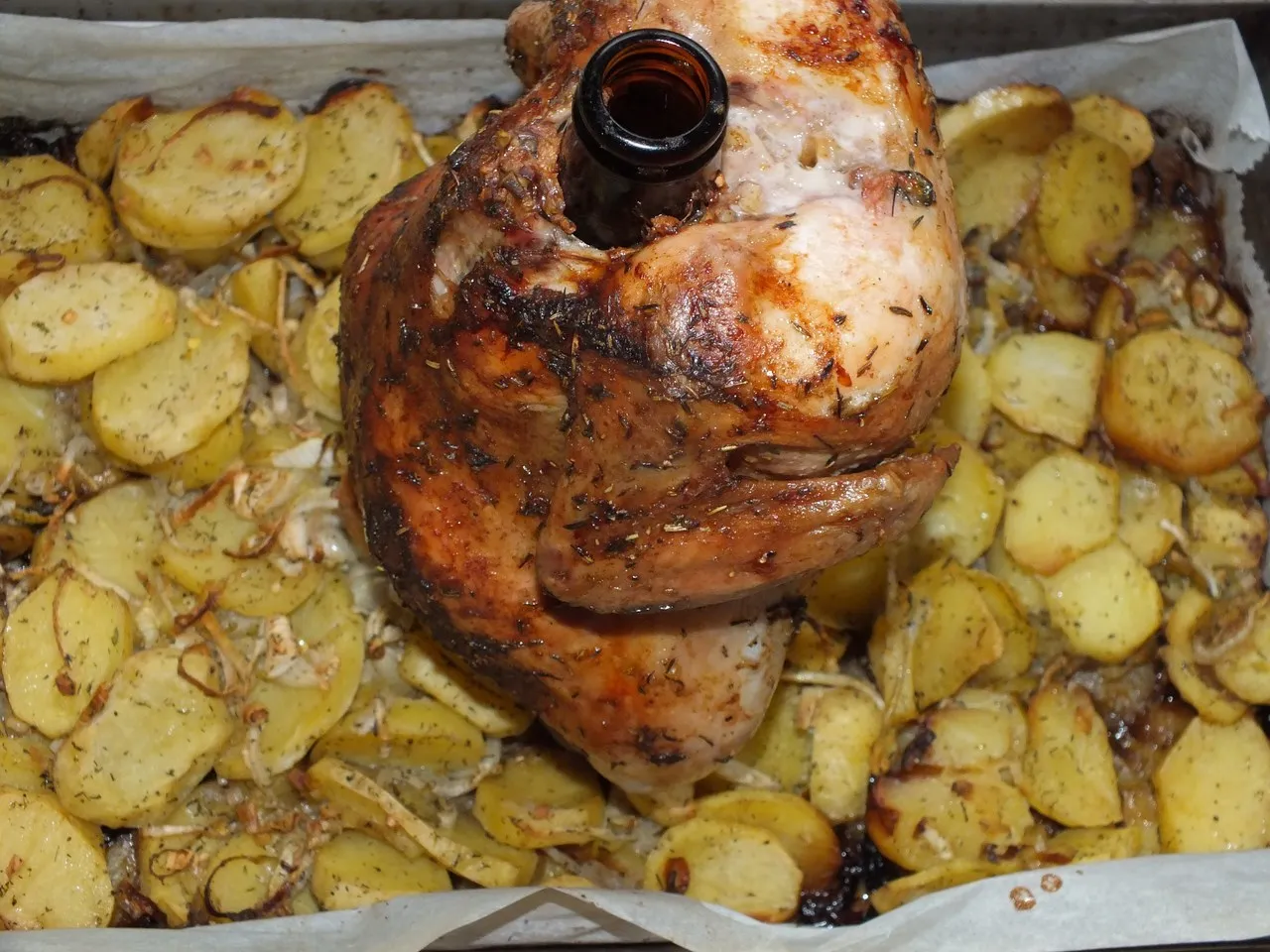Kurczak pieczony na butelce z piwem