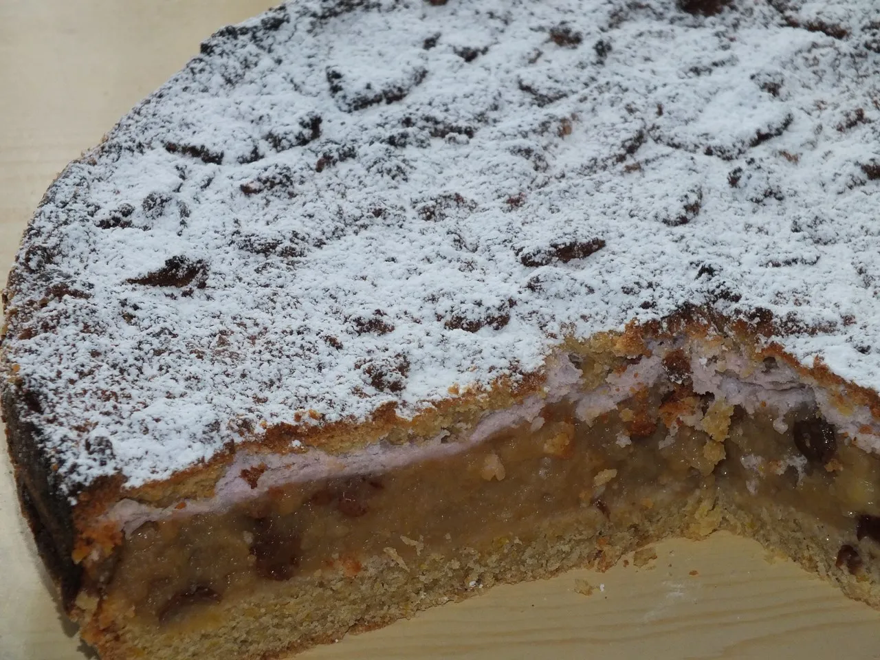 Amarantusowa szarlotka z rodzynkami