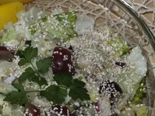 Zielona sałata z mozzarellą na słodko - 1