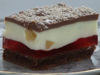 Biszkopt z lekką jogurtowo-ananasową masą - 1