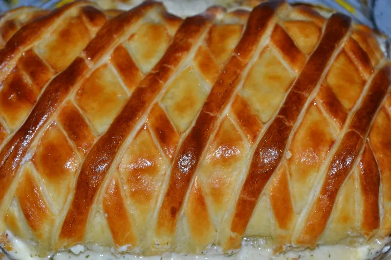 Łosoś owinięty francuskim ciastem z aromatycznym nadzieniem mascarpone