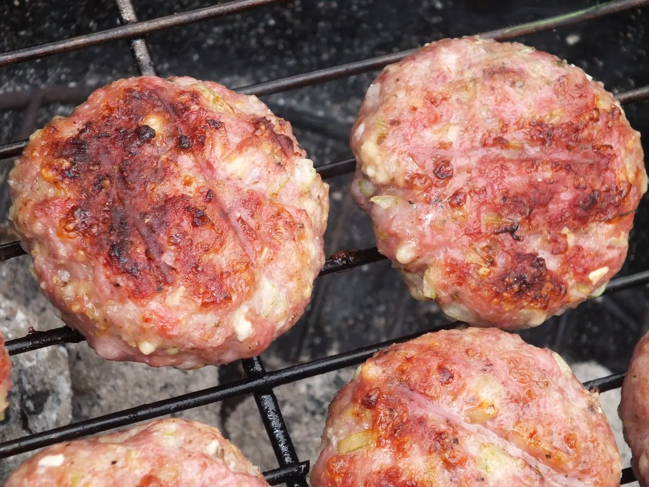 Grillowane kotlety mielone z serową nutką