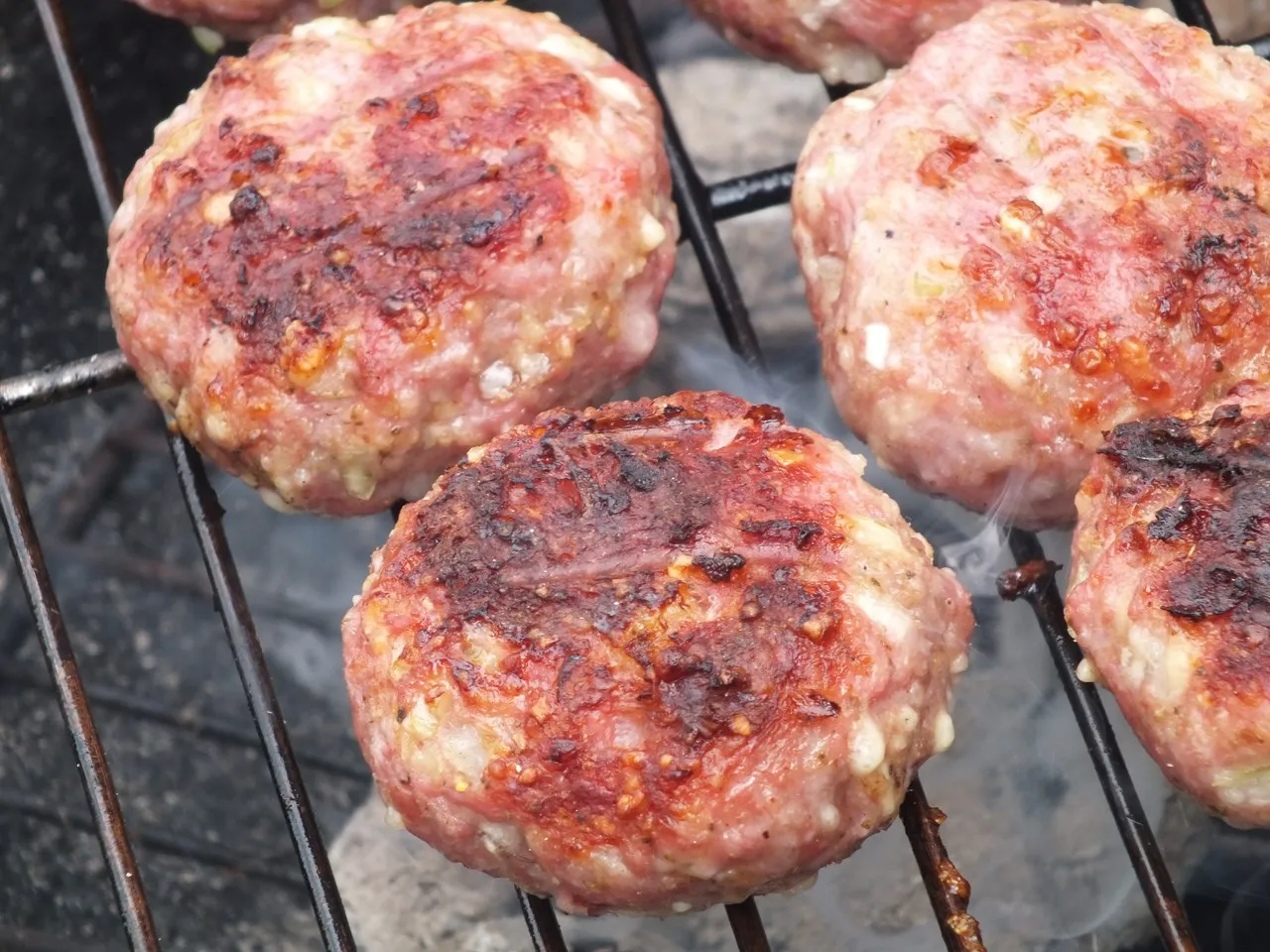 Grillowane kotlety mielone z serową nutką