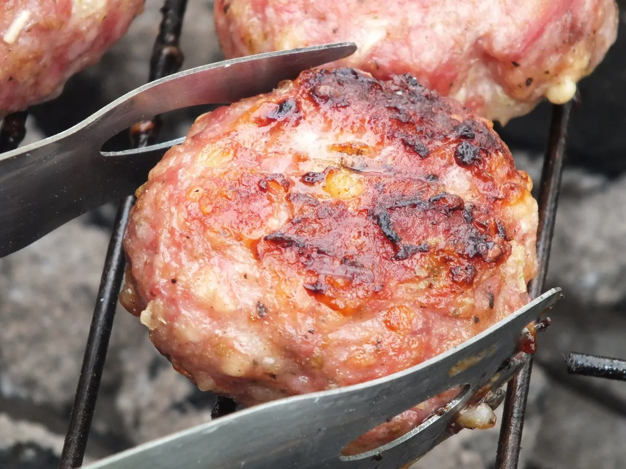 Grillowane kotlety mielone z serową nutką