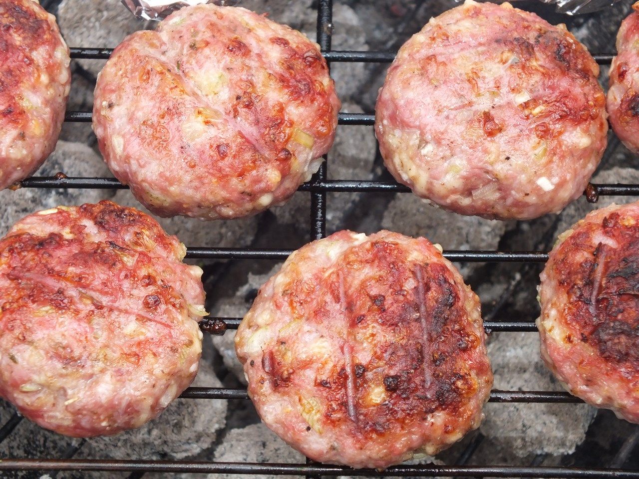 Grillowane kotlety mielone z serową nutką