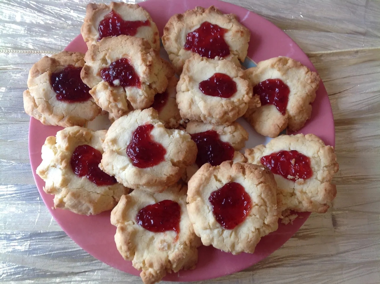 Ciastka maślane z dżemem truskawkowym