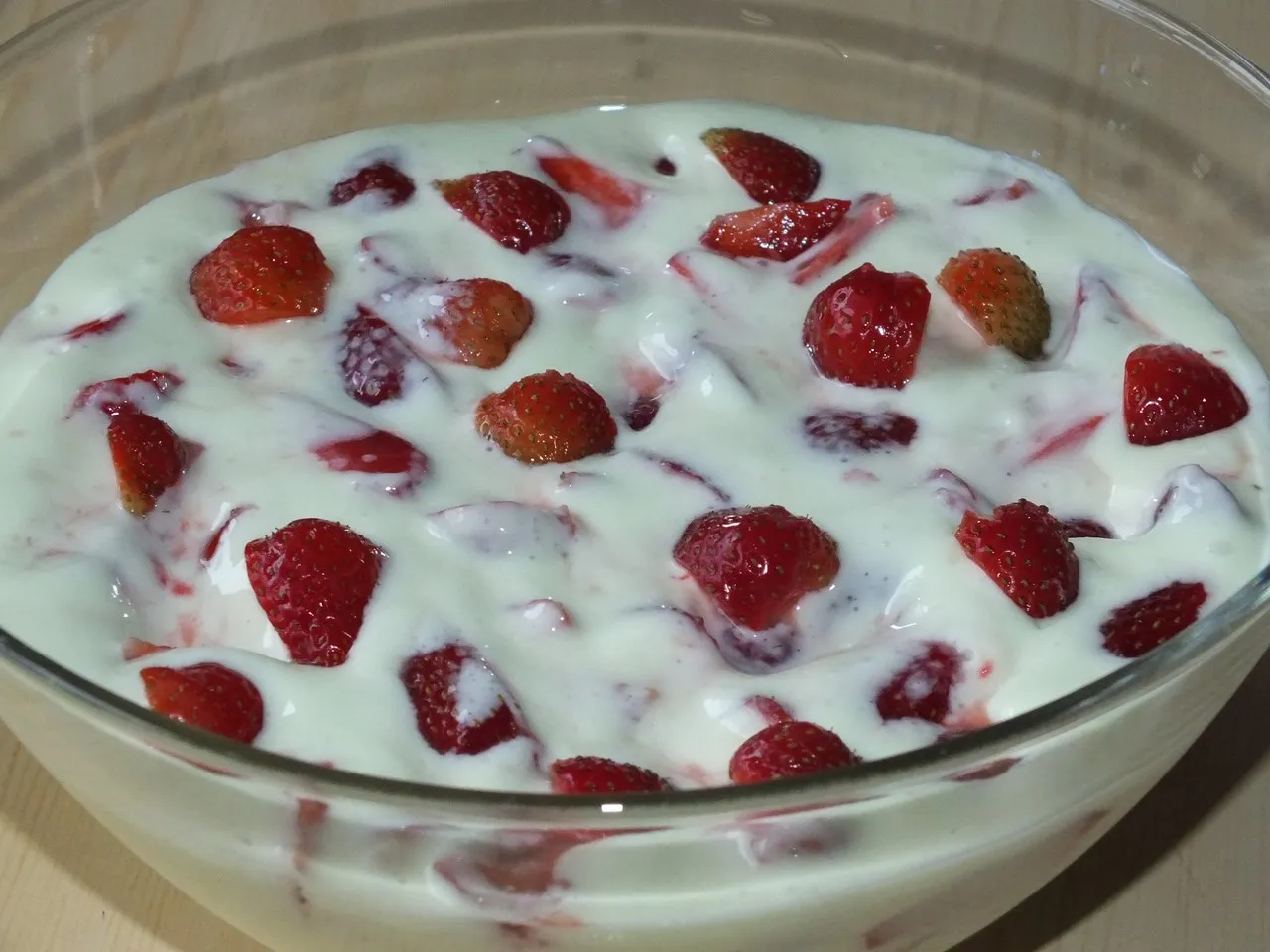 Pyszny deser z serka mascarpone i truskawek