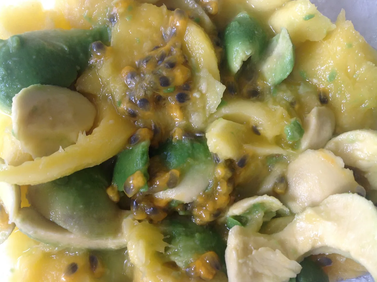 Sałatka egzotyczna z owoców mango, awokado i marakui