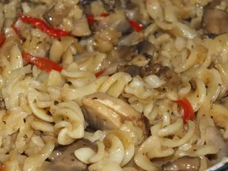 Zapiekanka makaronowa z karczkiem i pieczarkami - 1