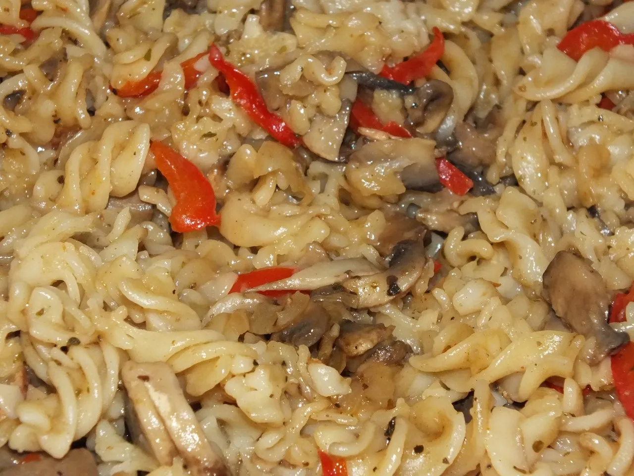 Zapiekanka makaronowa z karczkiem i pieczarkami