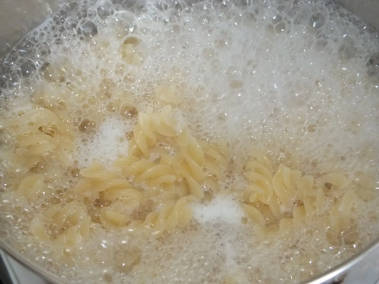 Zapiekanka makaronowa z karczkiem i pieczarkami