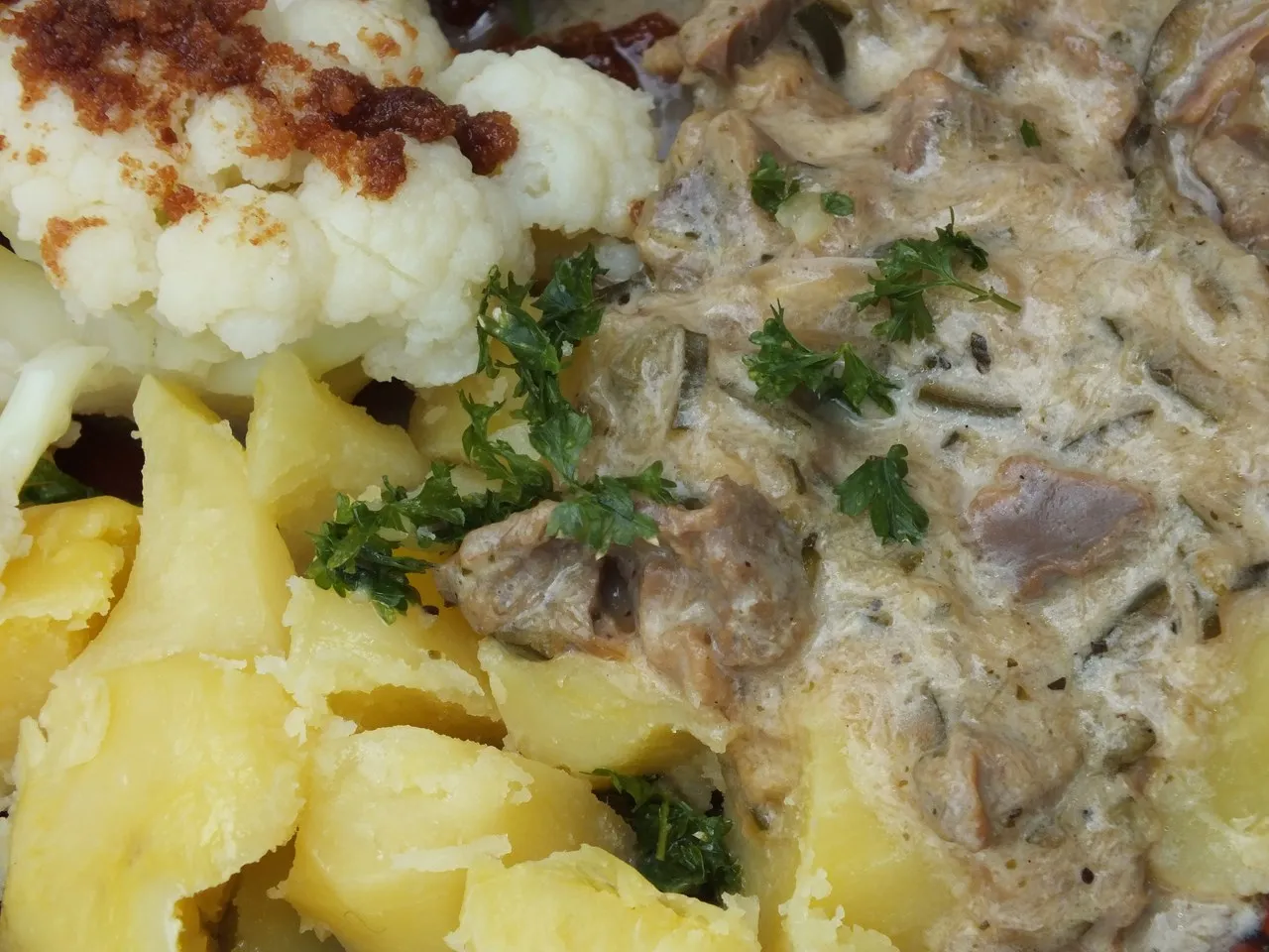 Gulasz z żołądków drobiowych i cukinii