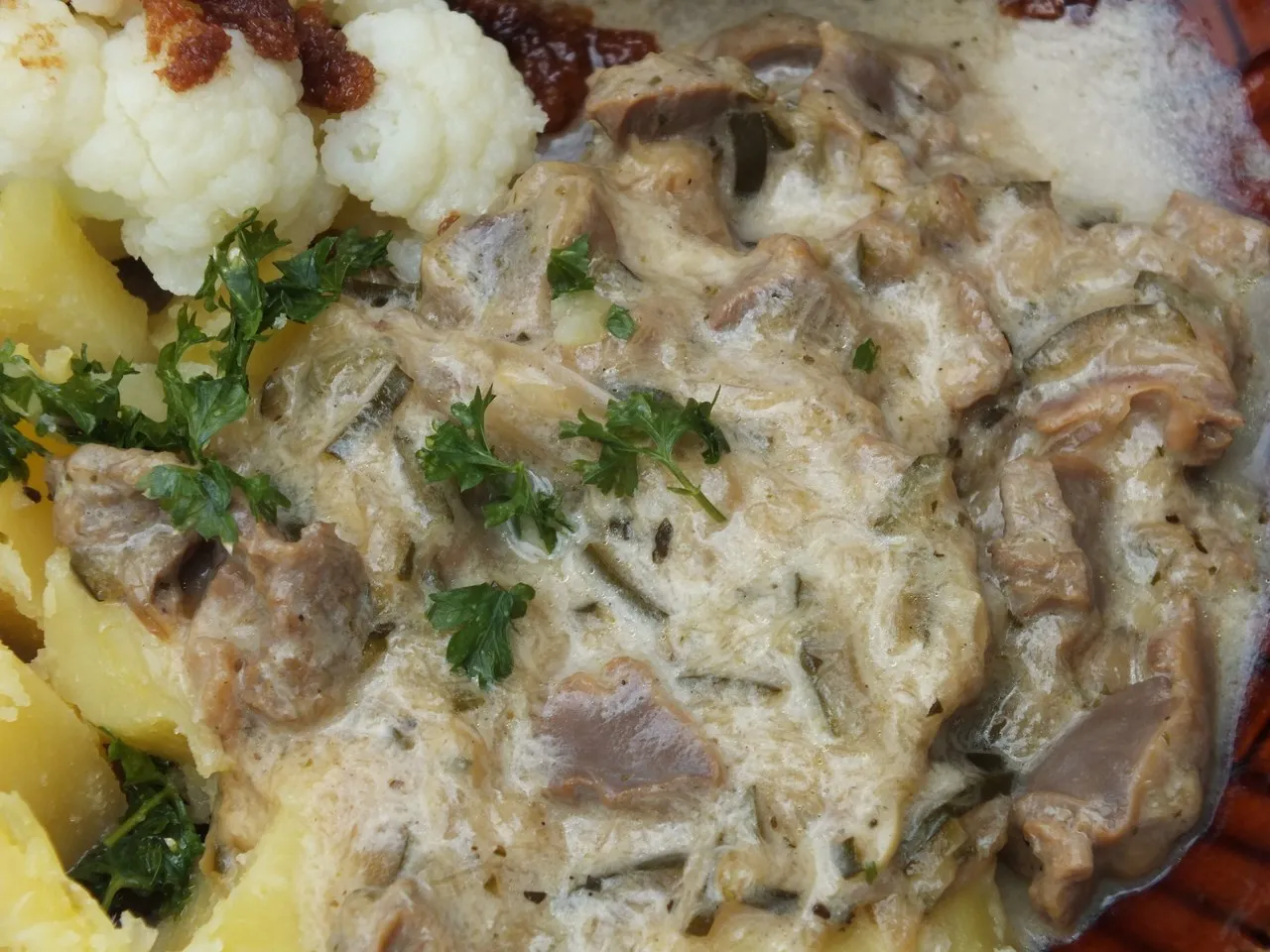Gulasz z żołądków drobiowych i cukinii