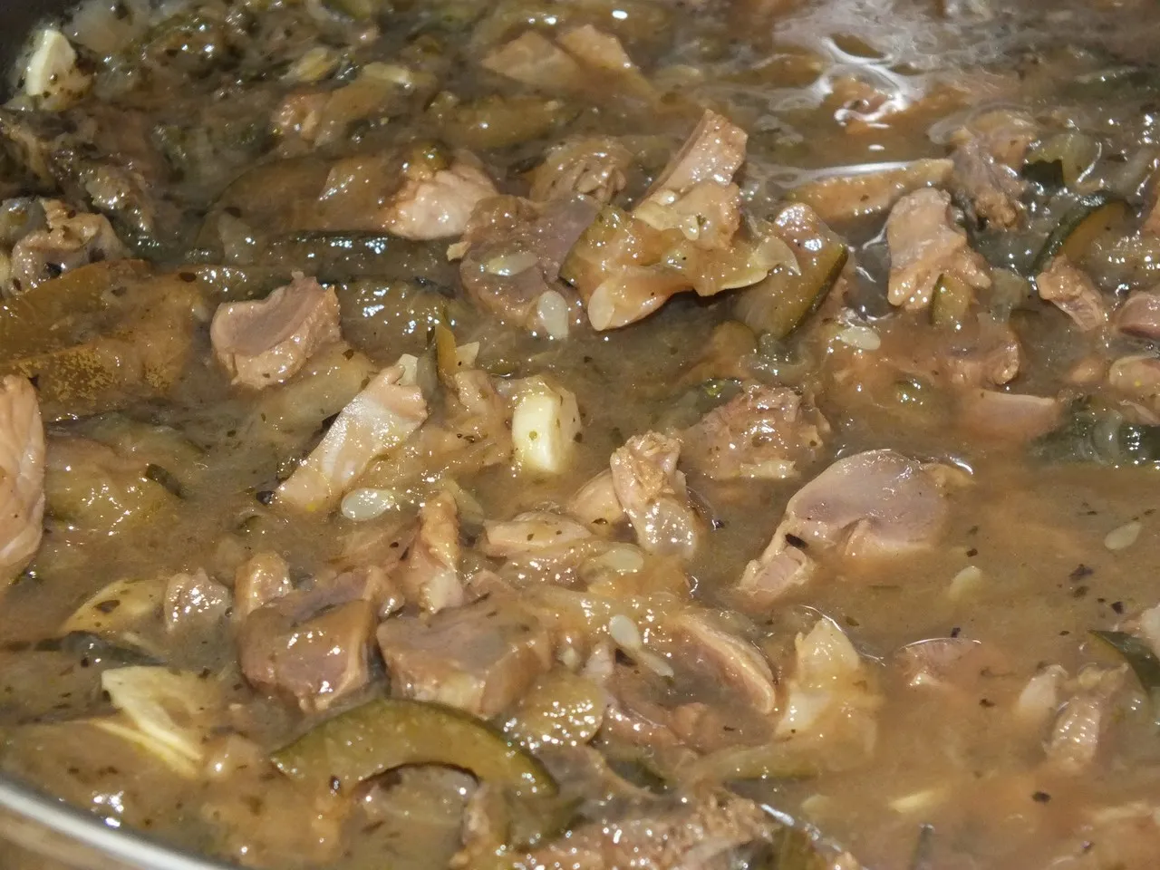 Gulasz z żołądków drobiowych i cukinii