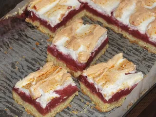 Kruche ciasto z owocową masą i puszystą pianką - 3