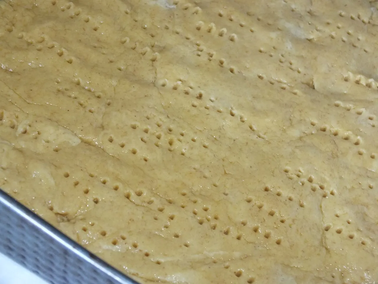 Kruche ciasto z owocową masą i puszystą pianką