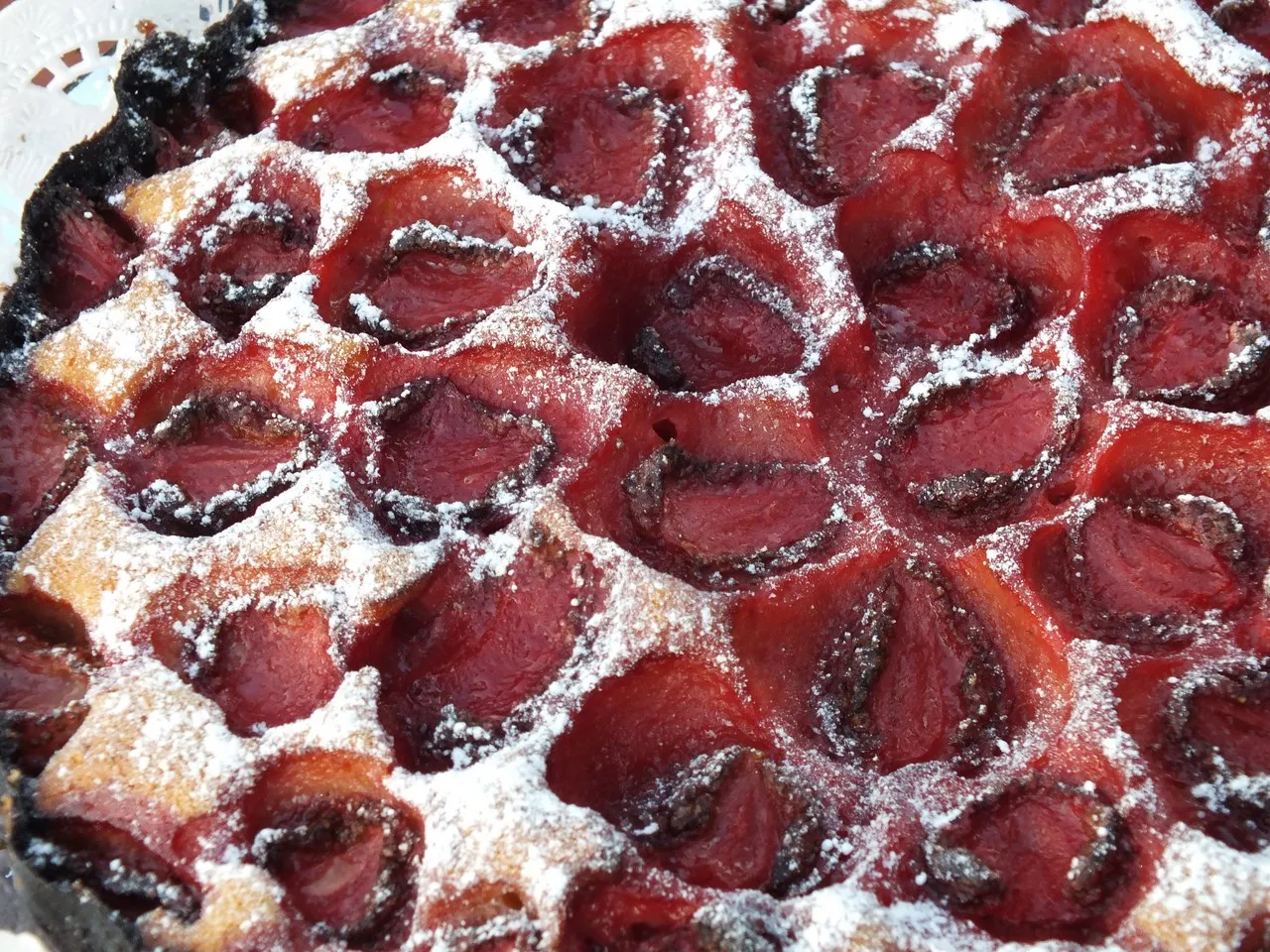 Ucierane ciasto z owocami lata - truskawkami