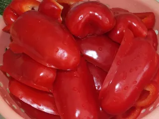 Szybka sałatka z cukinii i papryki - 7