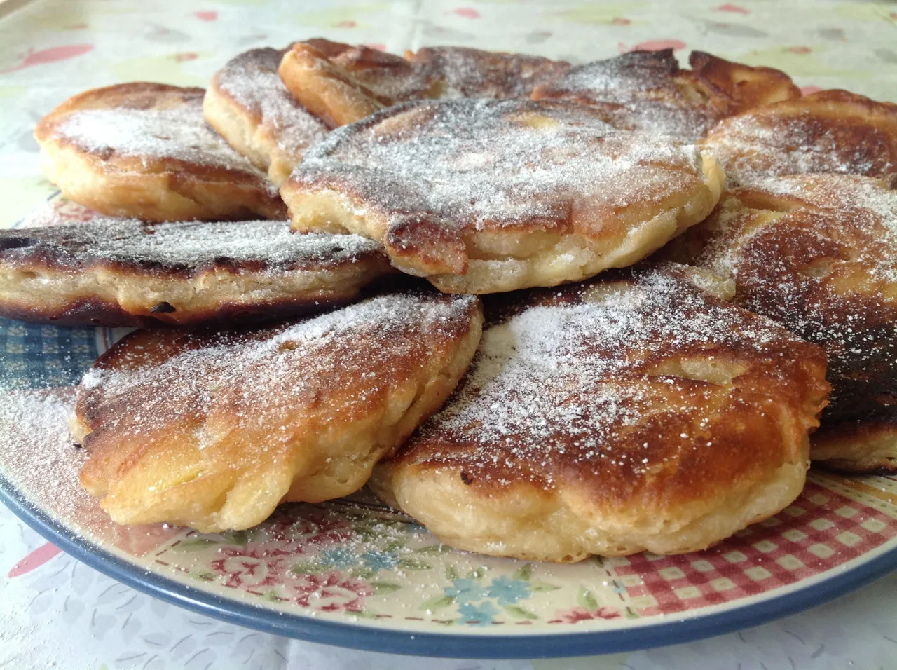 Racuchy drożdżowe z jabłkami