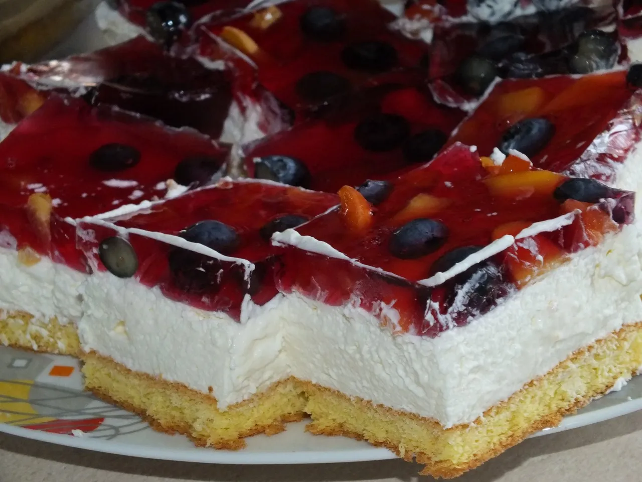 Biszkopt ze śmietaną, owocami i galaretką
