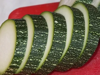 Cukinia smażona z żółtym serem i boczkiem - 5