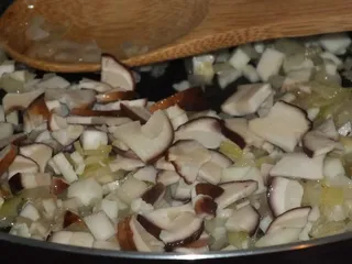 Jajecznica z grzybami leśnymi - 6