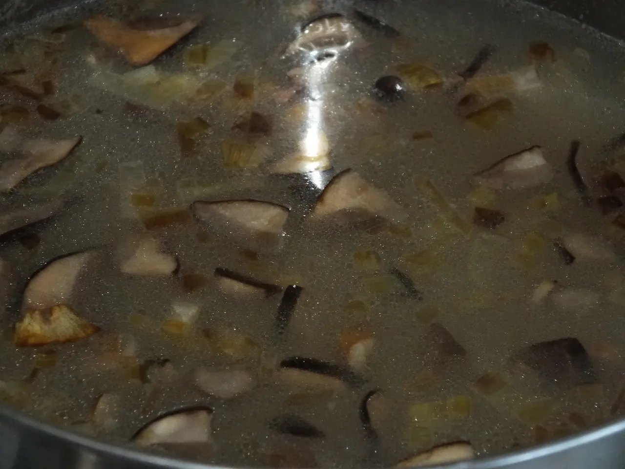 Zupa ze świeżych grzybów leśnych
