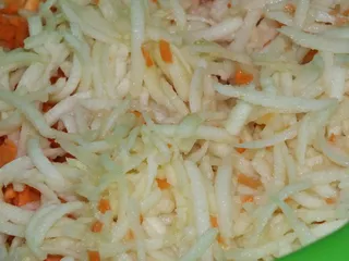 Przepyszna surówka z pora, marchewki i jabłka - 6
