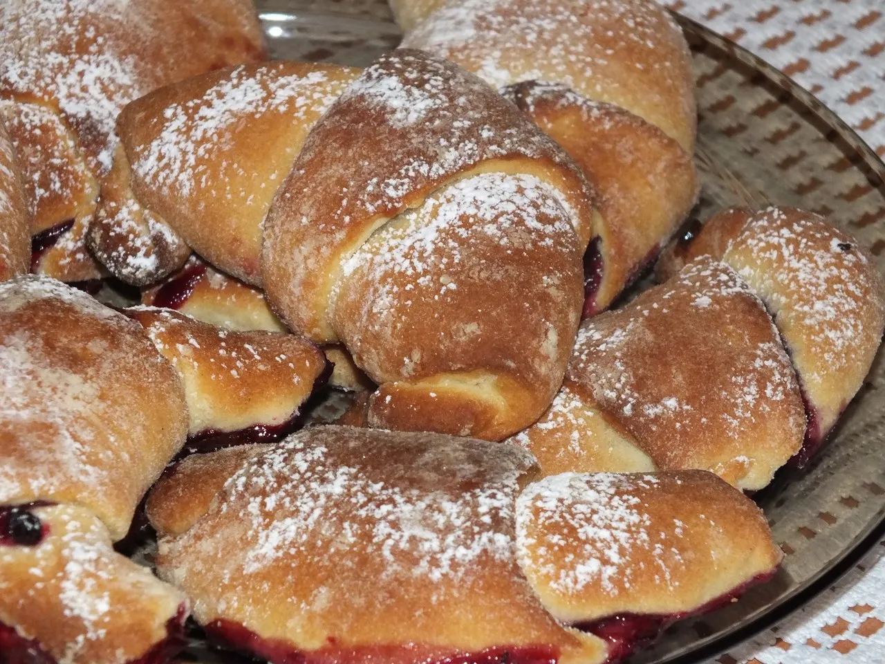 Drożdżowe rogaliki z dżemem z czarnej porzeczki