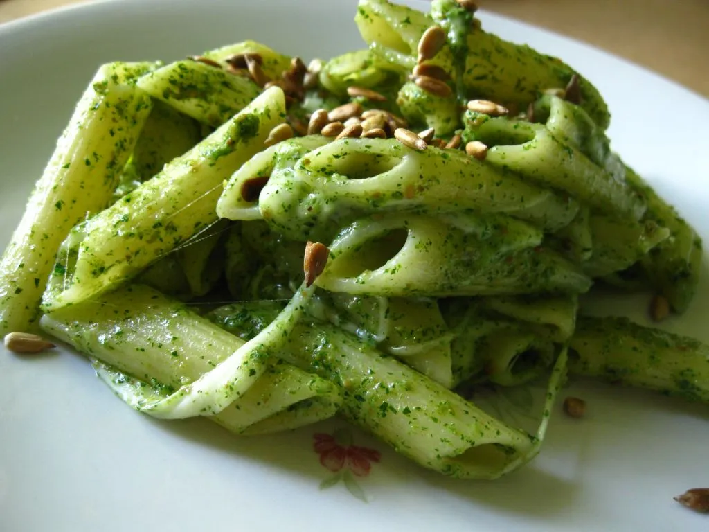 Makaron z pietruszkowym pesto i mozzarellą