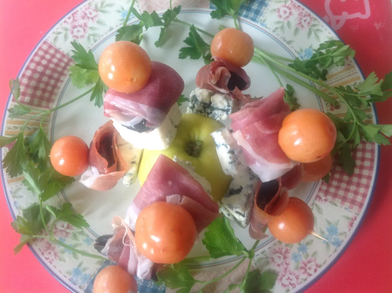 Koreczki z prosciutto i serem pleśniowym