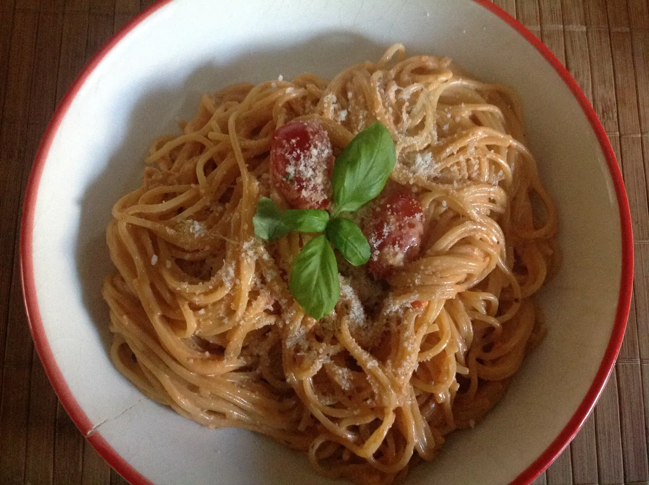 Spaghetti z sosem z serka twarogowego, ziołowo-pomidorowym