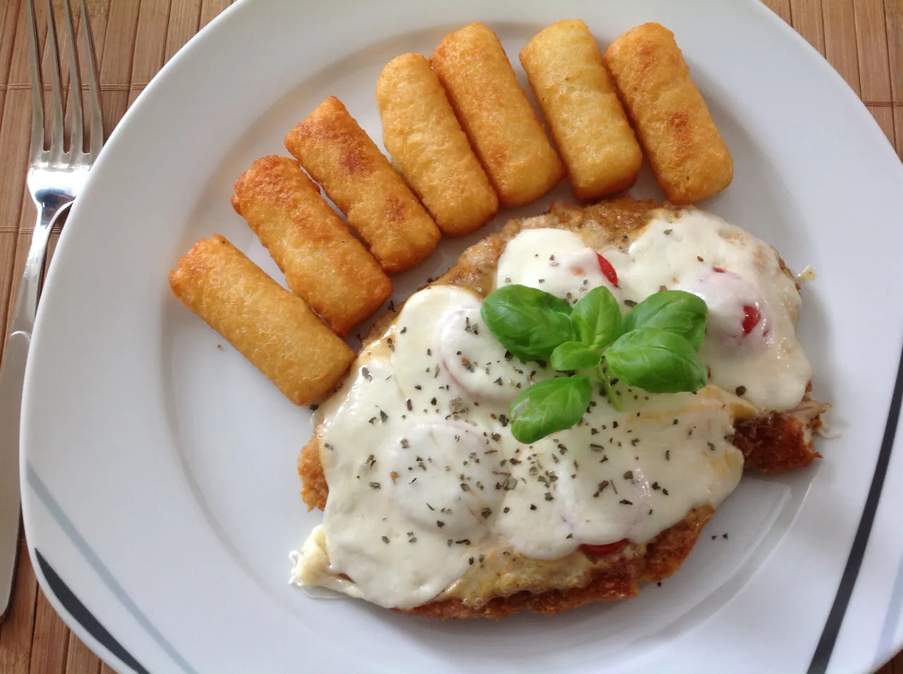 Zapiekane kotlety schabowe z mozzarellą i pomidorami