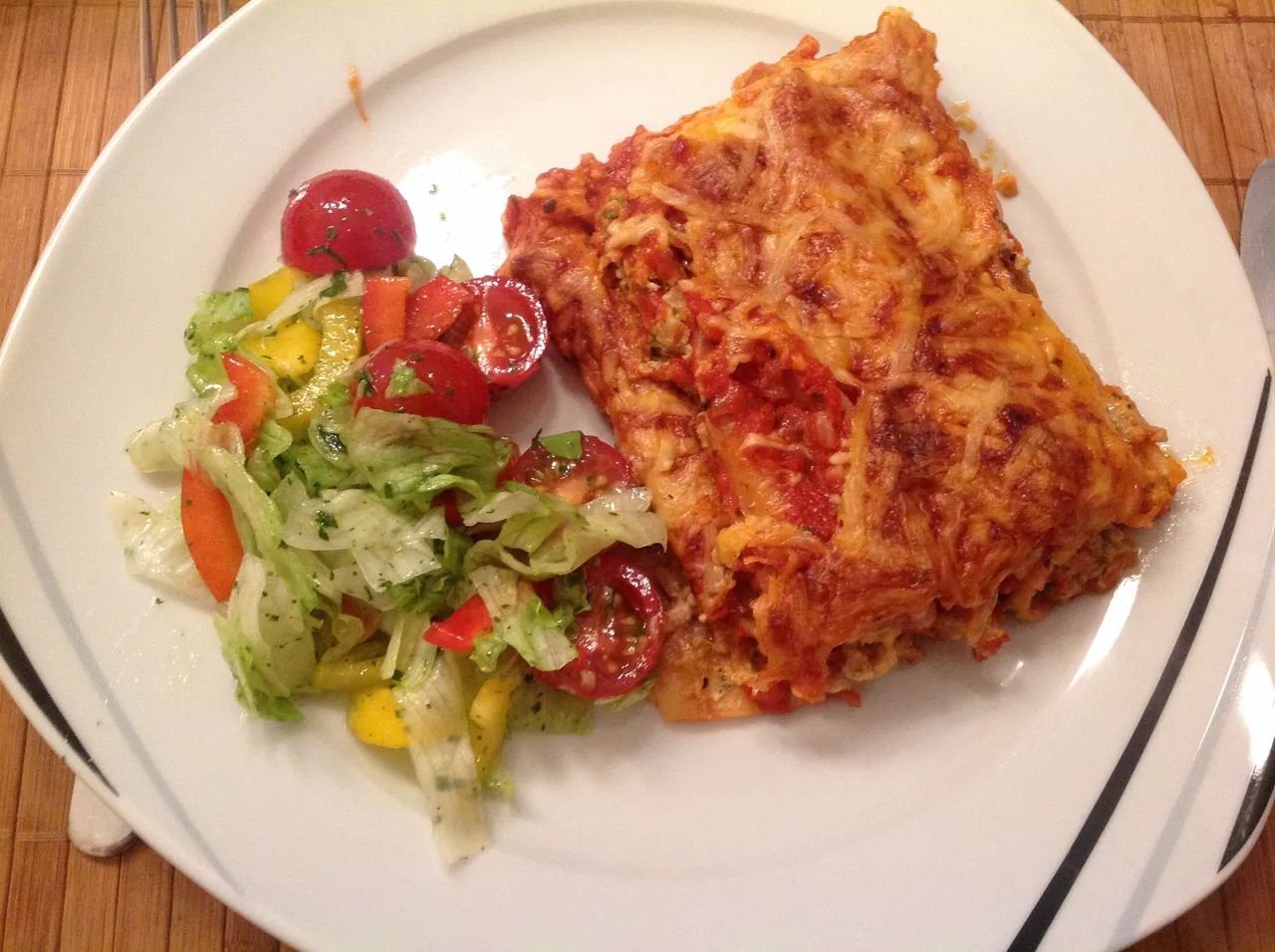 Cannelloni z mięsem i serkiem naturalnym w pomidorowym sosie