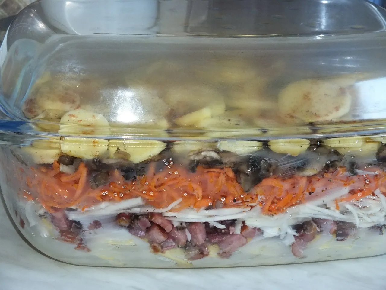 Zapiekanka ziemniaczana z marchewką i pieczarkami