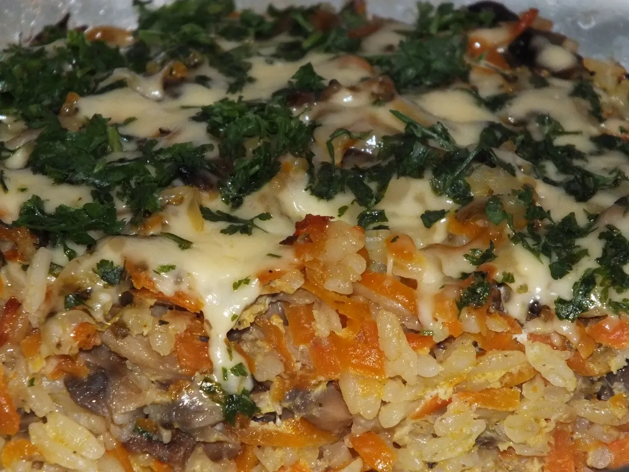 Zapiekanka ryżowa z pieczarkami i marchewką