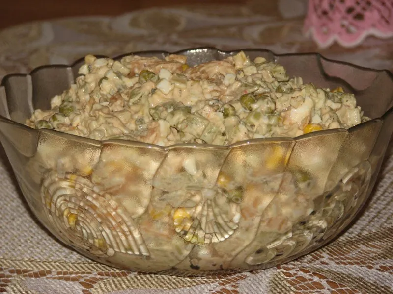 Kolorowa sałatka z tuńczykiem