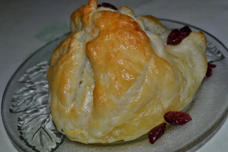 Camembert w cieście francuskim z żurawiną