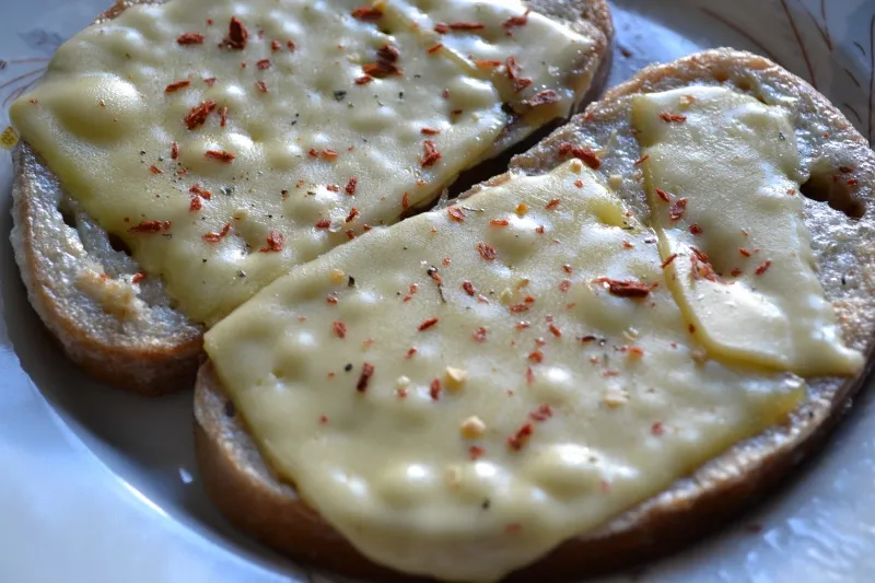 Grzanki z serem i aromatyczną przyprawą