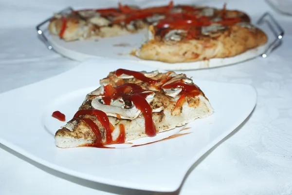 Pizza pieczona na kamieniu do pizzy
